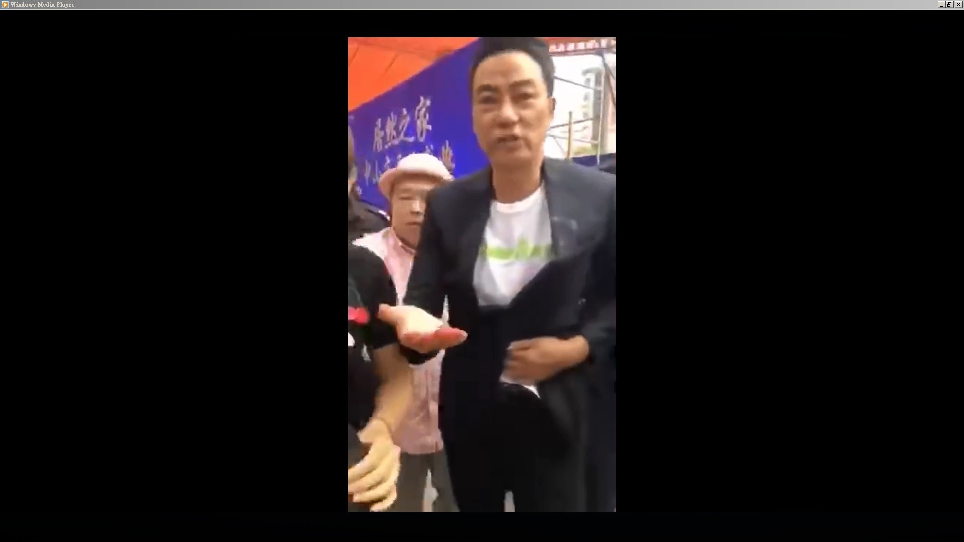 任達華於內地出席商演時，被狂徙衝上台用利刀刺傷腹部，當場鮮血直流需入院接受治療和做手術。(微博截圖)
