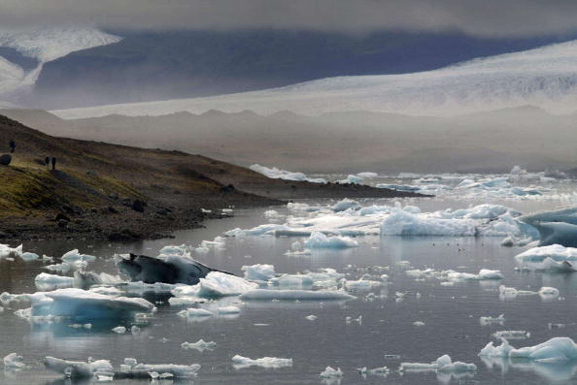 科學家認為全球暖化引致的融冰會引起劇烈地殼活動，例如冰島40年來冰帽融化，令地面每年上升20毫米，有科學家指會引發顯著的壓力釋放。（Getty Images）