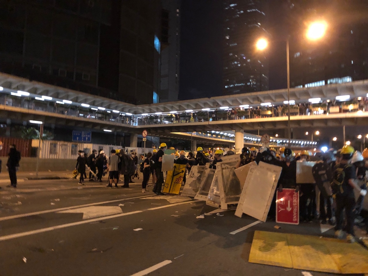 晚上約11時45分，中環示威者退至中保集團大廈外。（麥凱茵攝）