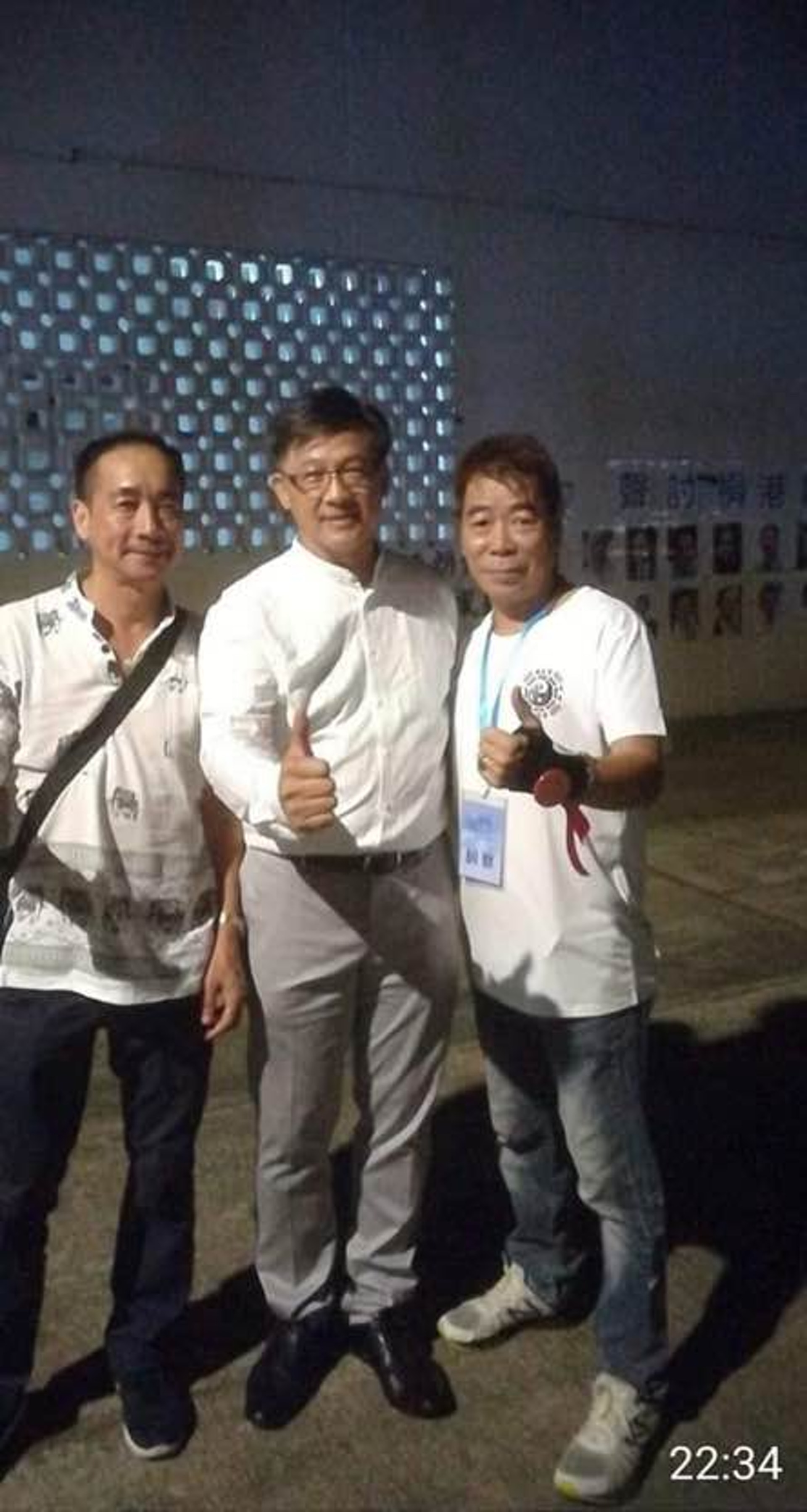 事情要闹大香港议员何君尧给白衣暴徒打气被拍下 万维读者网