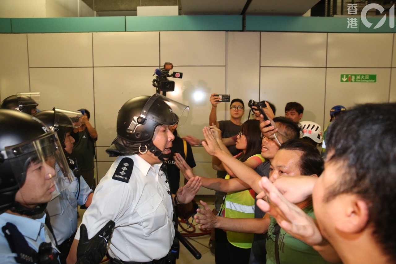 辯方指當日警員到元朗站時，有市民質疑：「而家先嚟！」（香港01記者攝）