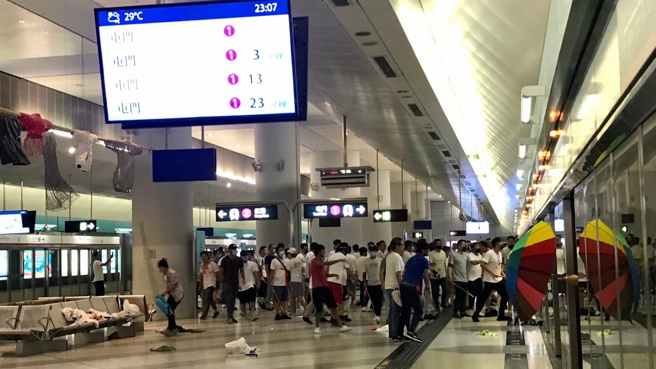 【元朗黑夜】廝殺列車上藍衫小孩怕被打 回家街坊:現在誰治港? 【元朗黑夜】廝殺列車上藍衫小孩怕被打 回家街坊:現在誰治港?