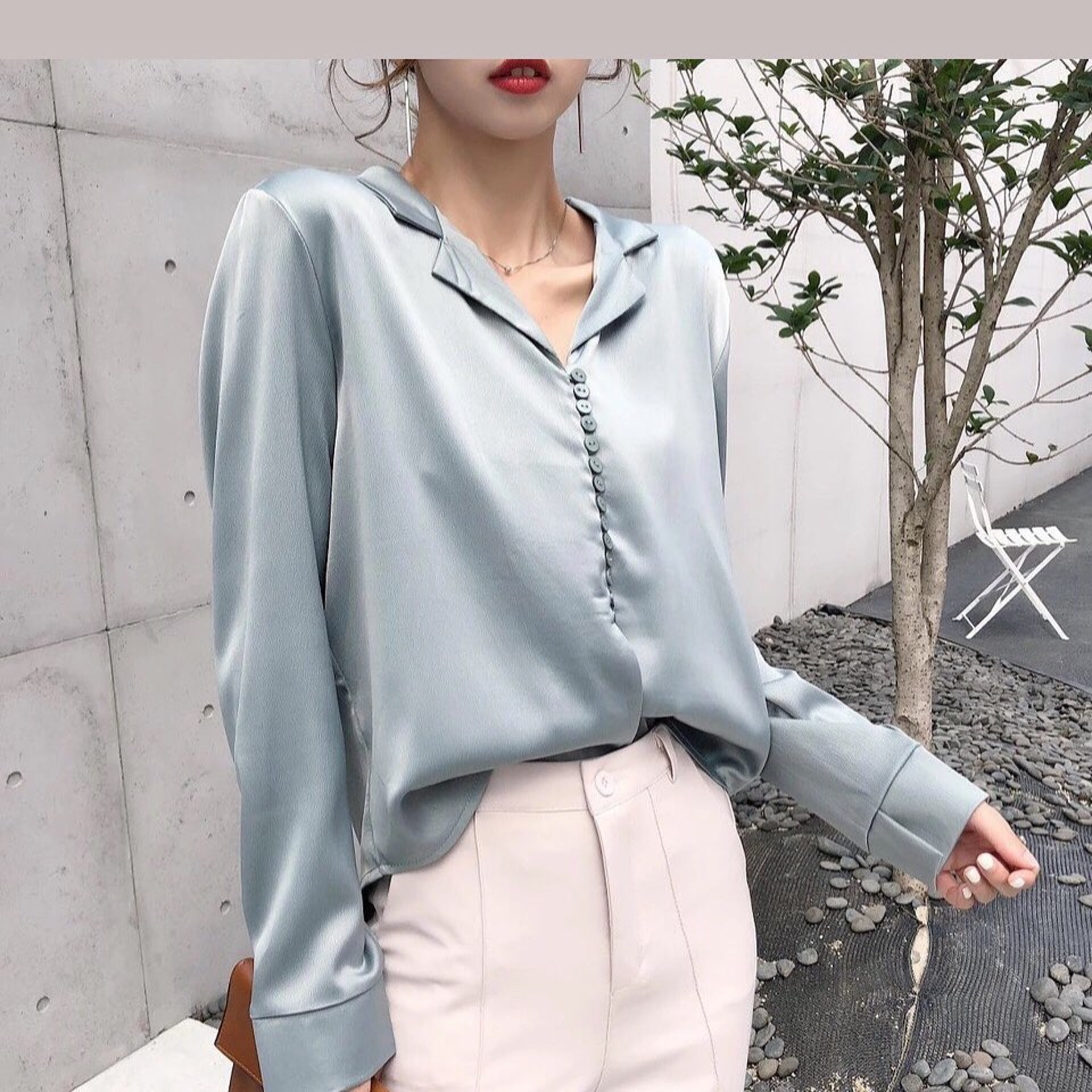 出入office冷氣或早晚溫差,一件長袖 Silk Blouse、無須外套都能應付自如。(IG@isobelandco)