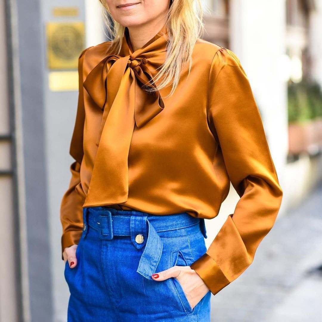 予人感覺典雅的 Silk Blouse，放在2字頭的女生身上難免顯得老氣，步進3字頭，穿上身，卻是一種昇華。(IG@lilysilk)