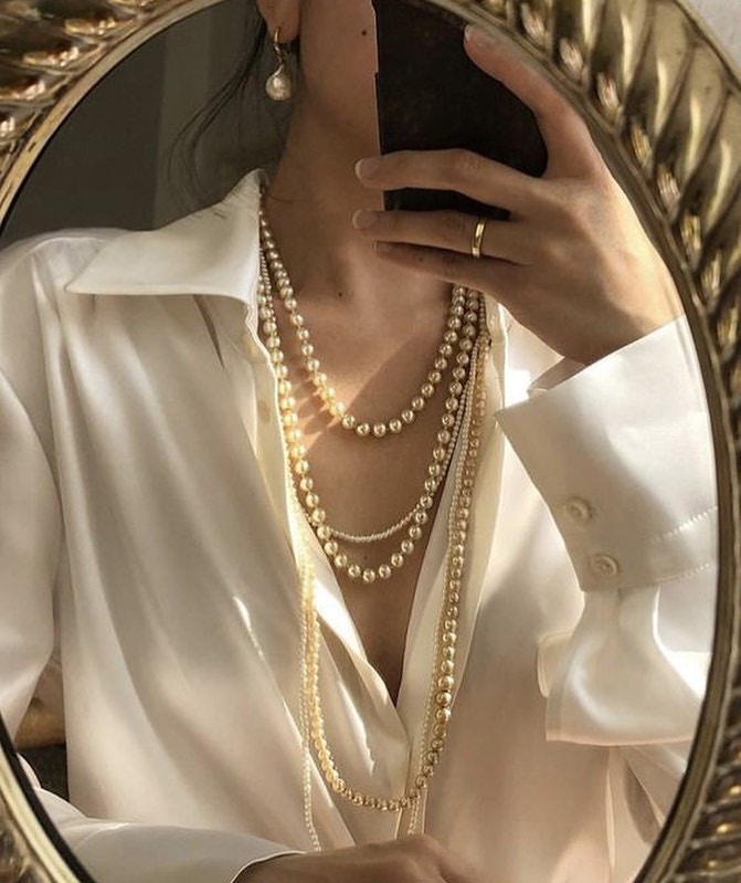 穿上Silk Blouse出席隆重場合、宴會也絕不失禮。(IG@freedomsilk)