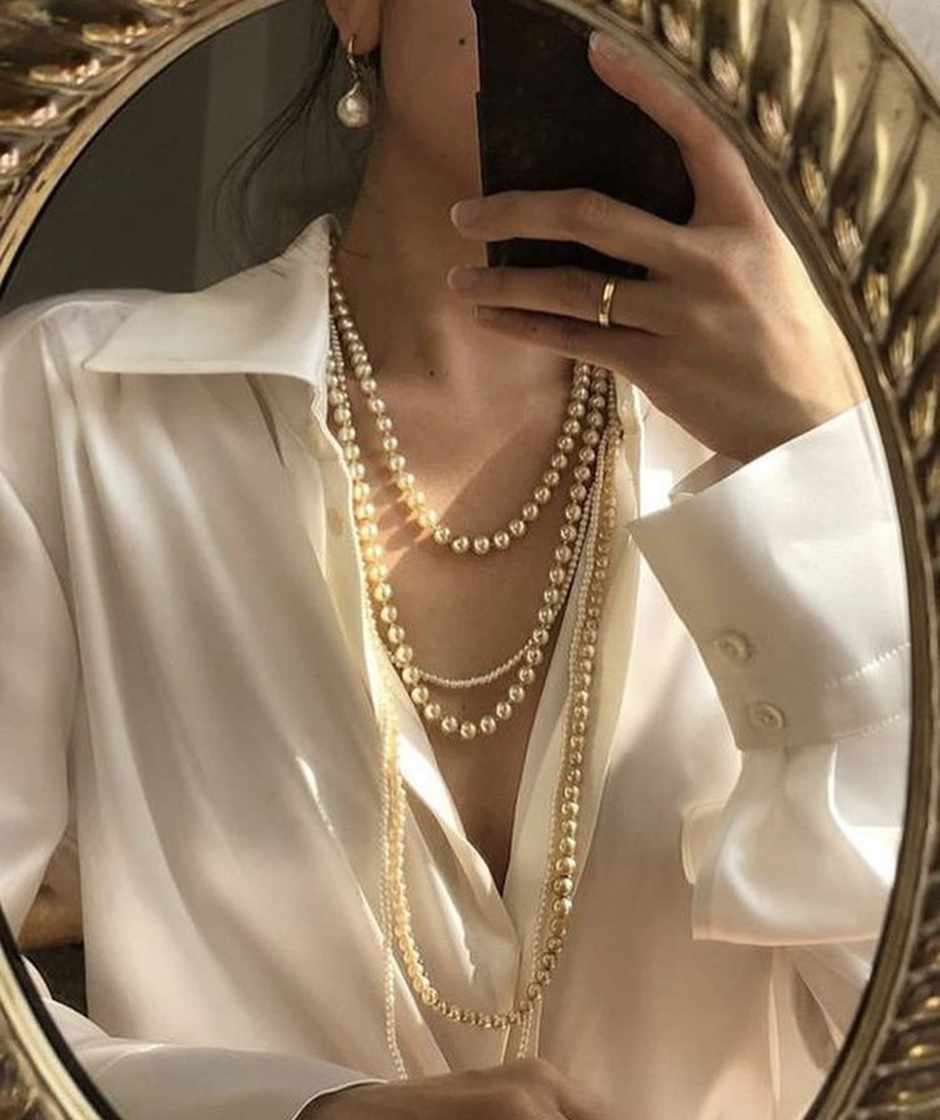 穿上Silk Blouse出席隆重場合、宴會也絕不失禮。(IG@freedomsilk)