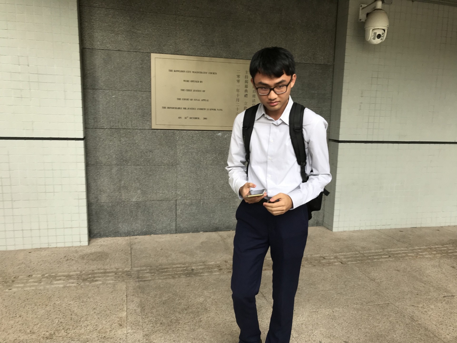 事主之一的周峻弘稱，案發時他把戶口的3700元取出，即被職員取走3千元交課程費用。（李慧娜攝）