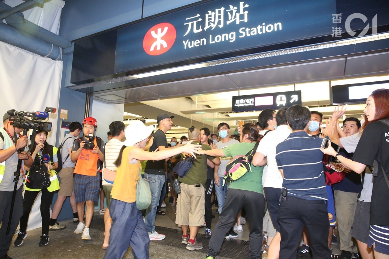 近日元朗西鐵站發生白衣人無差別攻擊市民事件,人心惶惶,不少人稱出現焦慮、失眠的的症狀。(資料圖片) 近日元朗西鐵站發生白衣人無差別攻擊市民事件,人心惶惶,不少人稱出現焦慮、失眠的的症狀。(資料圖片)