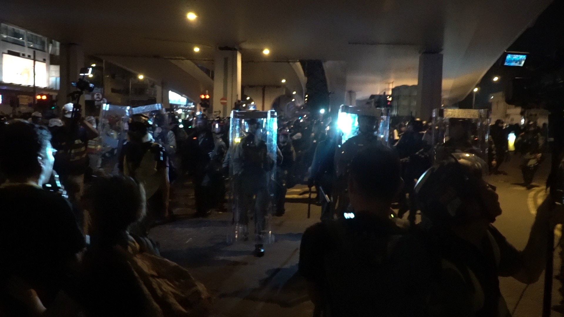 【外國勢力】英籍攝影師上前線 ：香港示威者比英人團結 XyfeRe802GCLiicr_cjNXuipQISgkw6FDbTwRg208EY