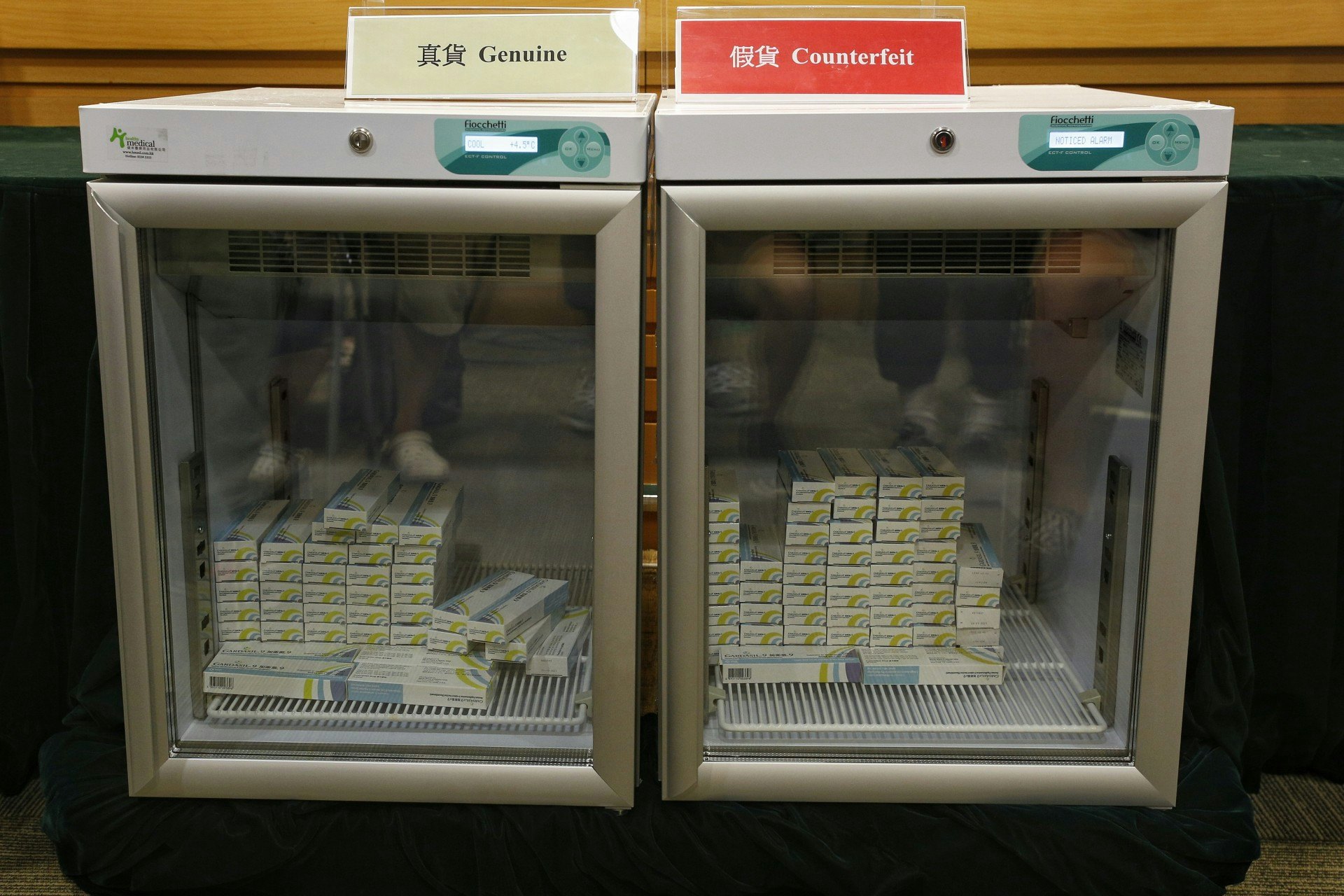 衞生署和香港海關的早前聯合行動,檢獲逾200盒冒牌疫苗,與真疫苗放在不同雪櫃。 (資料圖片/張浩維攝) 衞生署和香港海關的早前聯合行動,檢獲逾200盒冒牌疫苗,與真疫苗放在不同雪櫃。 (資料圖片/張浩維攝)