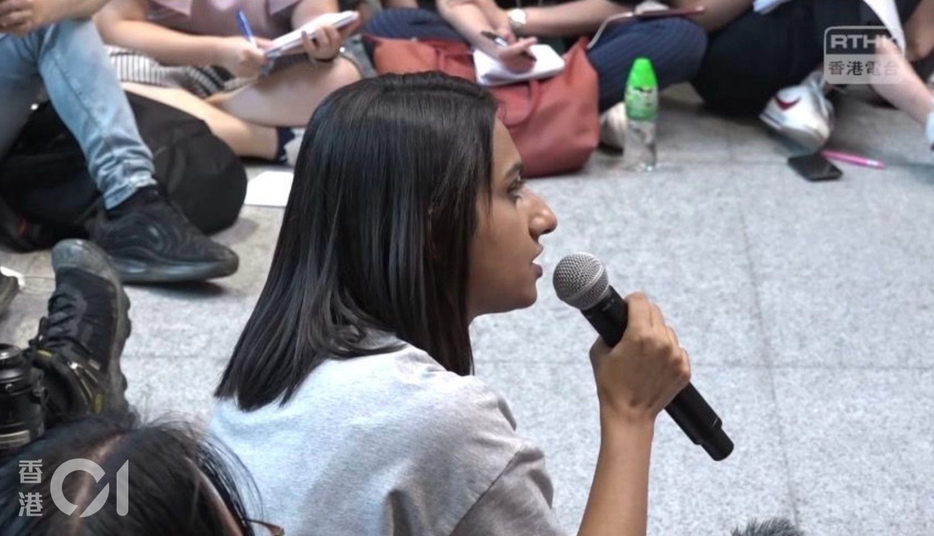 利君雅曾於記者會上追問特首林鄭月娥與一眾高官,「面對如此恐慌的事件,昨天晚上能否安睡」,希望特首能就事件給予市民交代、「講人話」。(港台片段截圖) 利君雅曾於記者會上追問特首林鄭月娥與一眾高官,「面對如此恐慌的事件,昨天晚上能否安睡」,希望特首能就事件給予市民交代、「講人話」。(港台片段截圖)