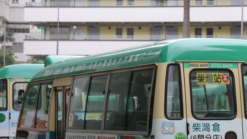小巴加至19座修例 涵蓋學校「保姆車」 明年第二季交立法會審議 小巴加至19座修例 涵蓋學校「保姆車」 明年第二季交立法會審議