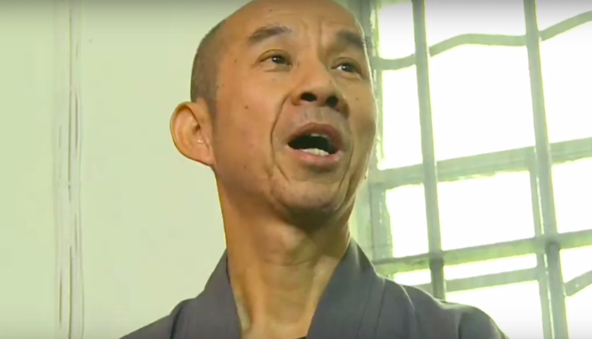 一直無人敢住的凶宅,終於有一名和尚入住,但就免租5年。(Youtube影片截圖) 一直無人敢住的凶宅,終於有一名和尚入住,但就免租5年。(Youtube影片截圖)