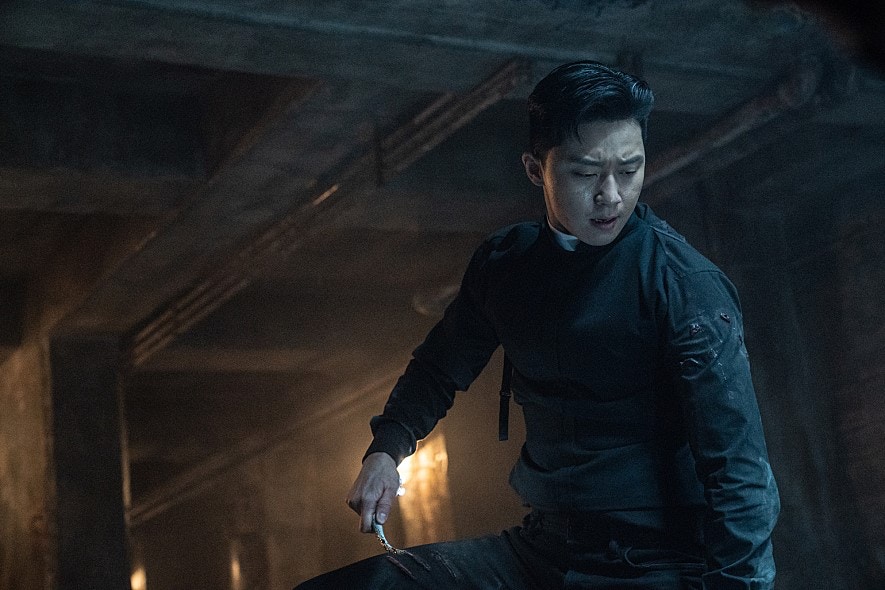 神父裝上場的朴敘俊一樣咁型。(《驅魔使者》劇照)