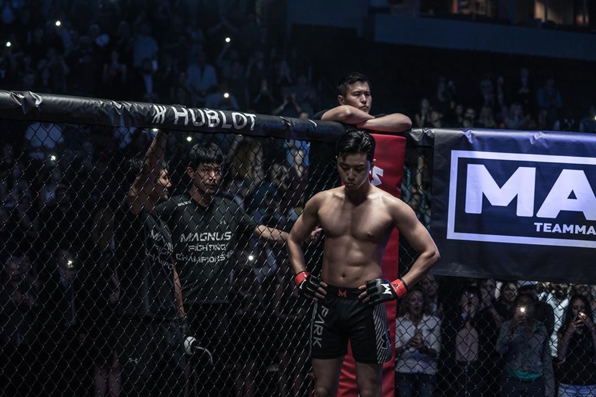 朴敘俊成為驅魔使者前,是一位MMA選手,觀眾又可以見到他的爆肌身材!(《驅魔使者》劇照)