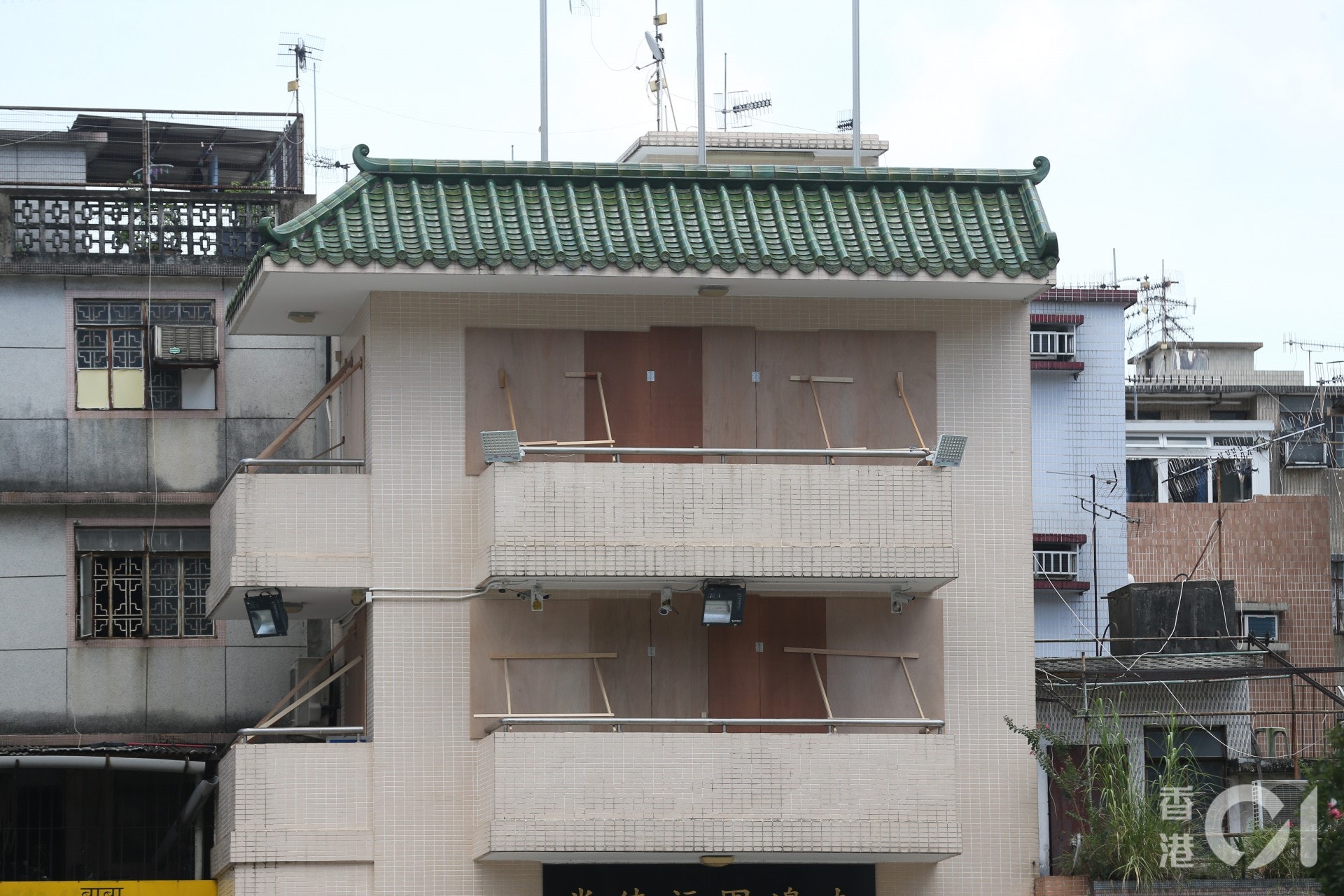 光復元朗 南邊圍村鄉公所封板村民自嘲等死 我哋得汽水同樽 香港01 18區新聞 光復元朗 南邊圍村鄉公所封板村民自嘲等死 我哋得汽水同樽 香港01 18區新聞