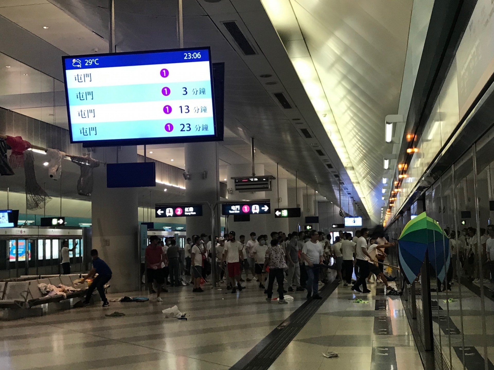 元朗周日(21日)發生大批白衣人無差別襲擊途人事件。(資料圖片) 元朗周日(21日)發生大批白衣人無差別襲擊途人事件。(資料圖片)