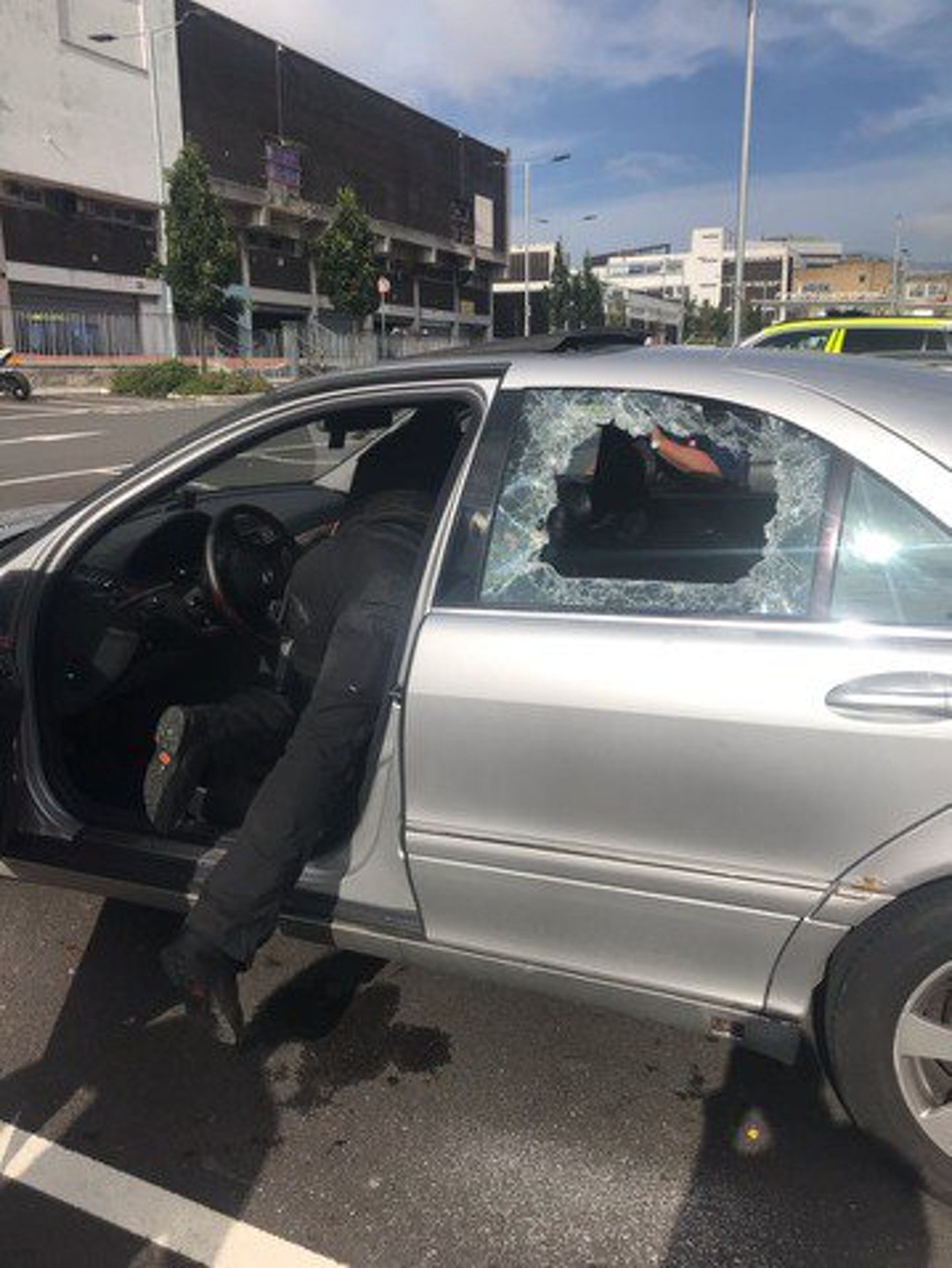 警方強行打破車窗,救出狗狗。(Twitter@CharlesCrossLPP) 警方強行打破車窗,救出狗狗。(Twitter@CharlesCrossLPP)