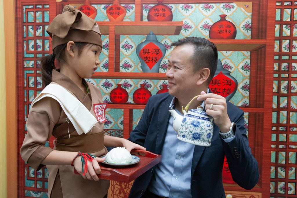 浸信會天虹小學馮耀章校長與學生。 浸信會天虹小學馮耀章校長與學生。