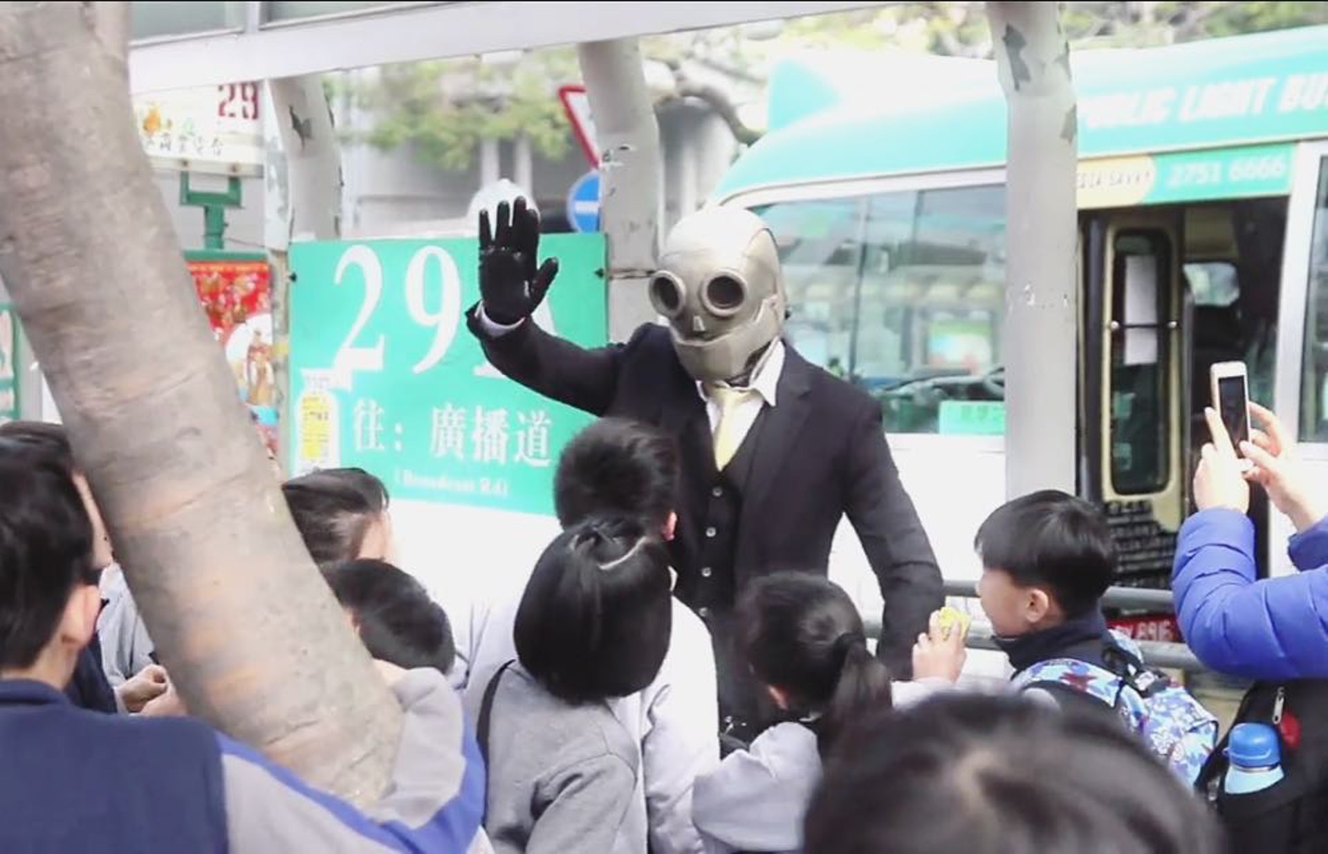 Henry在公餘時間從事街頭表演,常在旺角、尖沙嘴出現。(受訪者提供) Henry在公餘時間從事街頭表演,常在旺角、尖沙嘴出現。(受訪者提供)