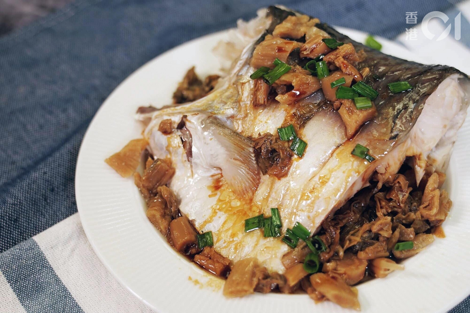 梅菜蒸鯇魚食譜 梅菜香甜為滑溜魚腩錦上添花佐飯一流家常菜 梅菜蒸鯇魚食譜 梅菜香甜為滑溜魚腩錦上添花佐飯一流家常菜