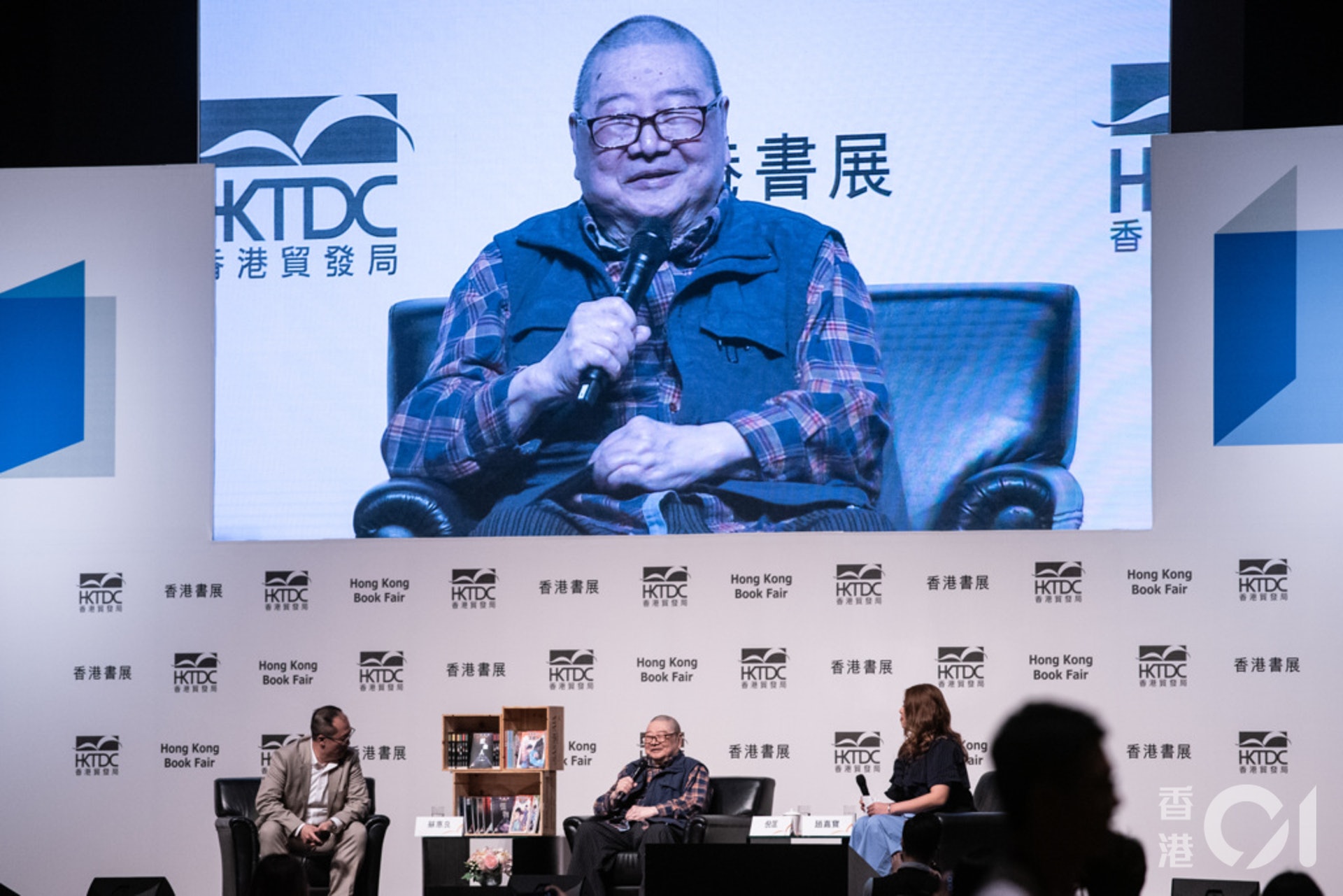 著名作家倪匡2019年在書展透露自己患上皮膚癌。(資料圖片) 著名作家倪匡2019年在書展透露自己患上皮膚癌。(資料圖片)