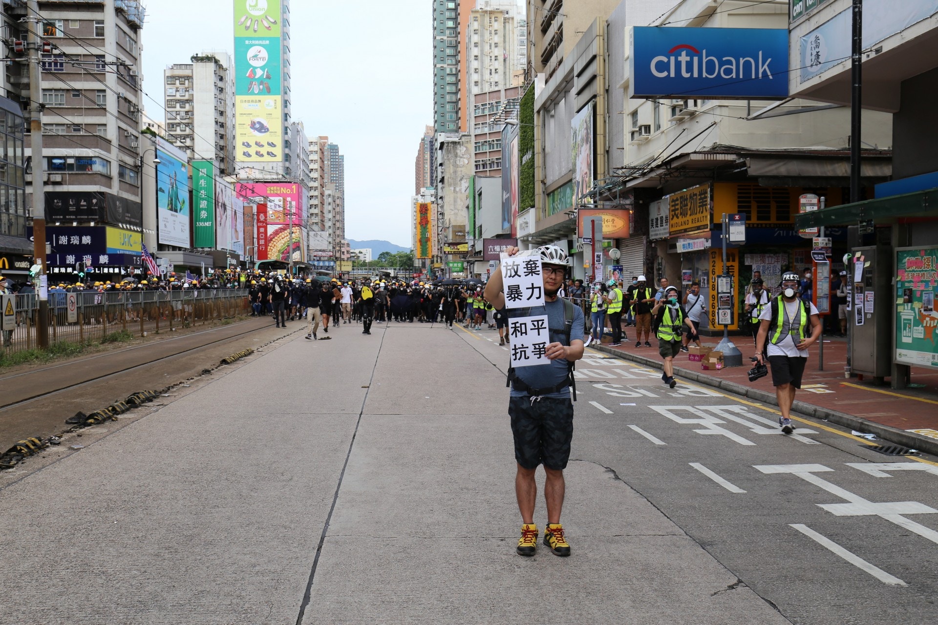 【7-27 元朗遊行】嶺大校長鄭國漢偕兩副校現身朗屏站　市民籲保護校長 P9NK8xsf3GFiLrmrM02z8naaptYzVEJYsvkRgrL5EYI?v=w1440