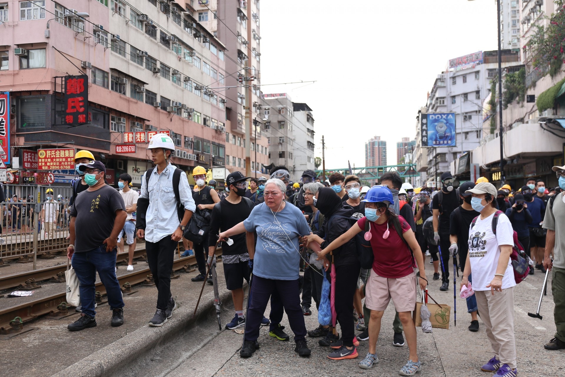 【7-27 元朗遊行】嶺大校長鄭國漢偕兩副校現身朗屏站　市民籲保護校長 DLIR2oUCP_aY7u6c1zTiBMtSc_9QDATTcKu18nCrtfI?v=w1440