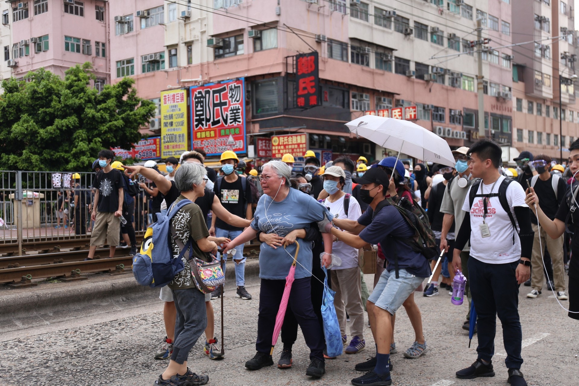 【7-27 元朗遊行】嶺大校長鄭國漢偕兩副校現身朗屏站　市民籲保護校長 TASNSSdVWgstmDyIy9-68r93mmoZzHWX9shGofbIRqE?v=w800