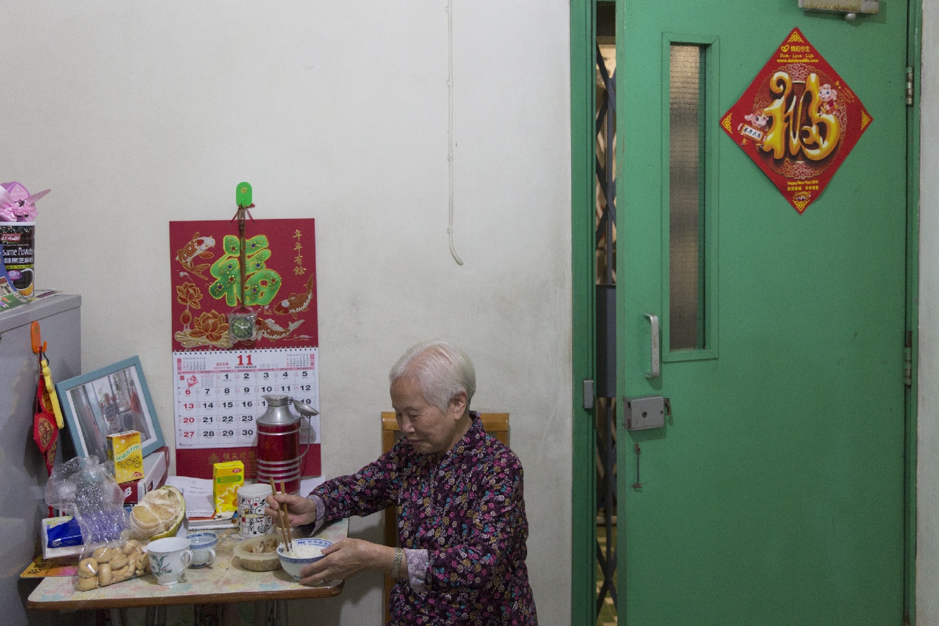 桂暖,一個佛山女子,1996年入住長者屋,繪畫時總是慢慢下筆,相當專注;回到家中,煮飯、剝柚子,就是選一件衣服,也細緻得可愛。 桂暖,一個佛山女子,1996年入住長者屋,繪畫時總是慢慢下筆,相當專注;回到家中,煮飯、剝柚子,就是選一件衣服,也細緻得可愛。