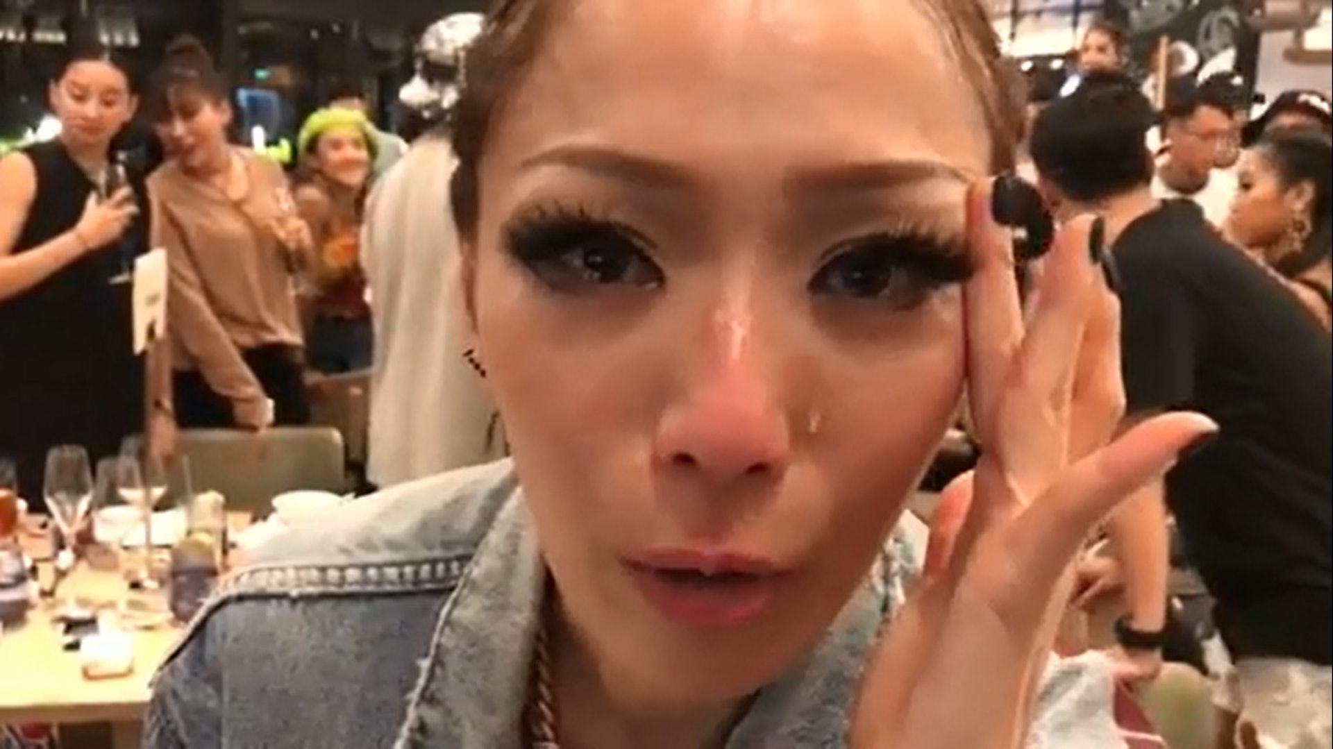 Sammi在演唱會慶功宴上感動得哭了出來。(Instagram影片截圖@sammi_chengsauman) Sammi在演唱會慶功宴上感動得哭了出來。(Instagram影片截圖@sammi_chengsauman)