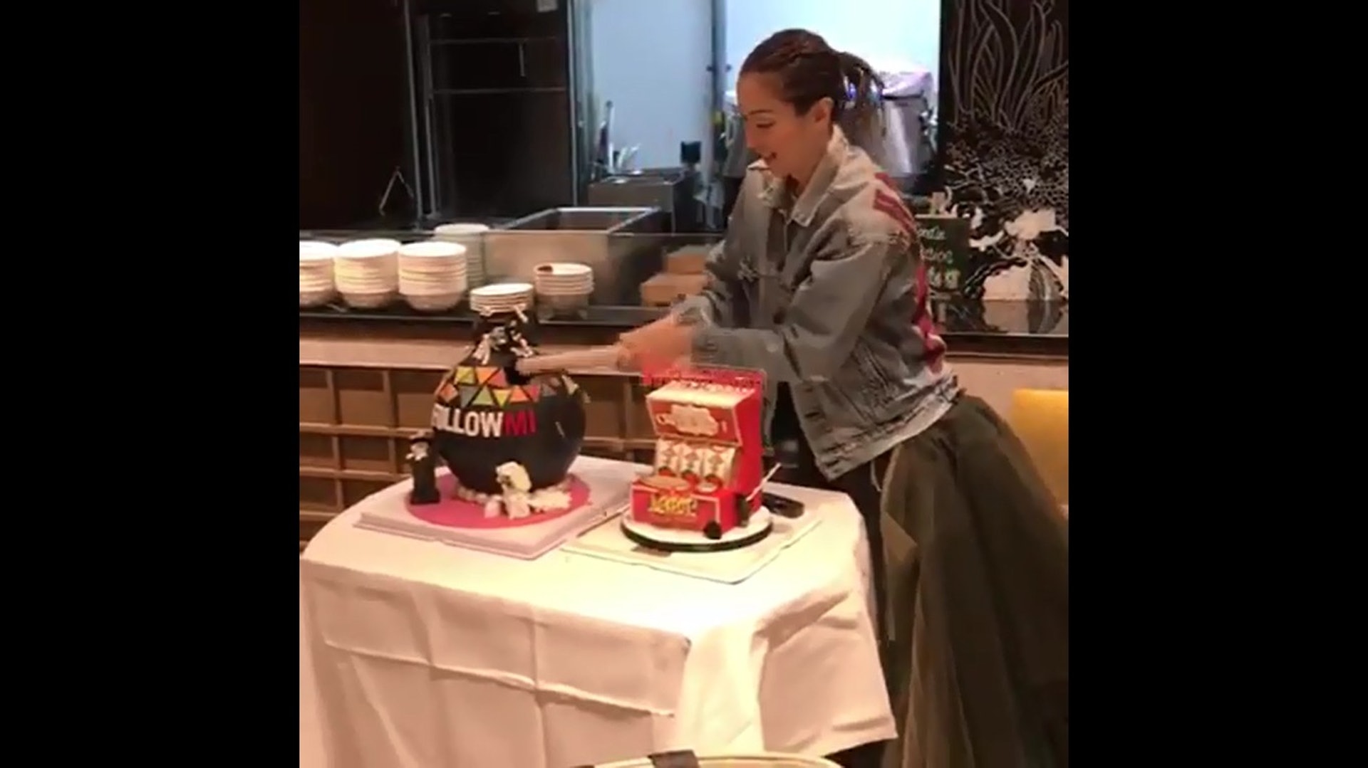 Sammi把巨型朱古力波打爛。(Instagram影片截圖@sammi_chengsauman) Sammi把巨型朱古力波打爛。(Instagram影片截圖@sammi_chengsauman)