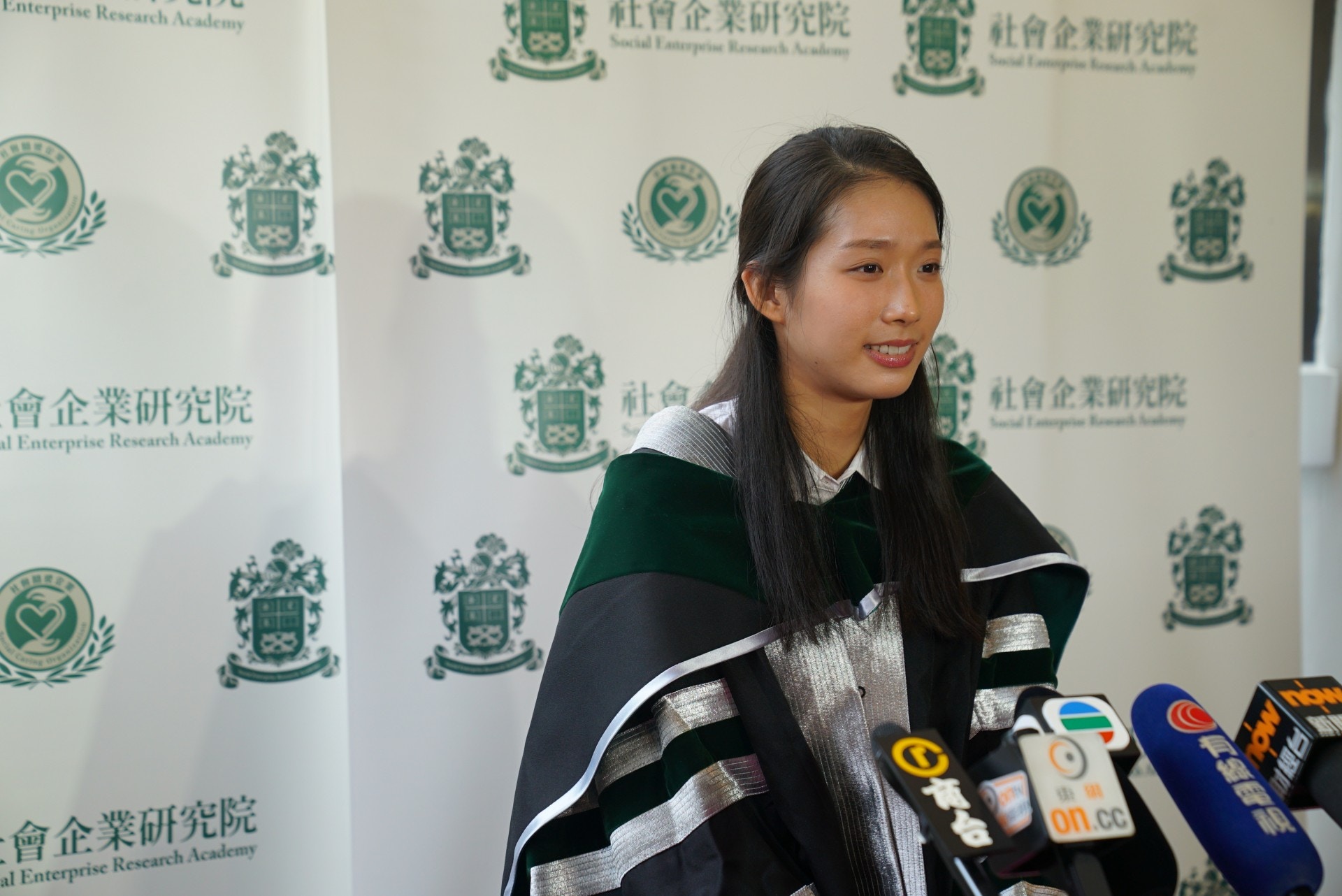 剛完成右膝十字韌帶手術的Vivian，需要手撐柺杖出席頒授典禮。（趙子晉攝）