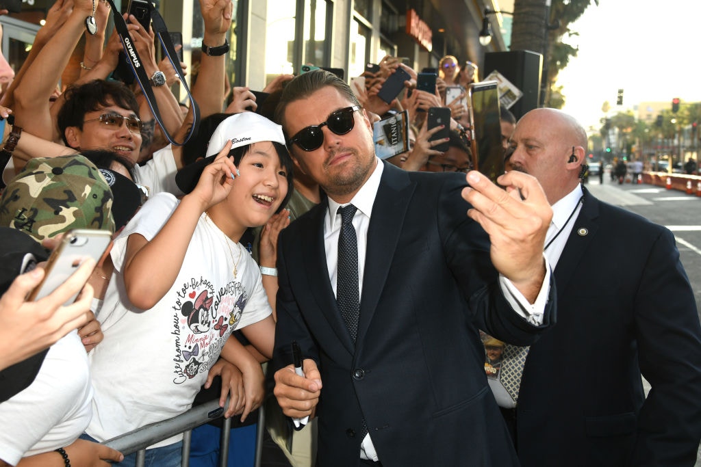 里安納度出席活動四出宣傳新戲，獲不少影迷要求合照。（GettyImages）