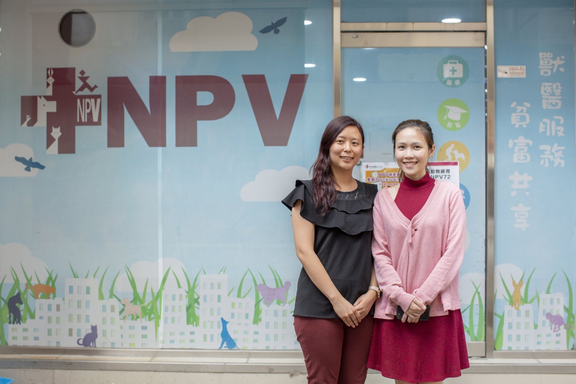 NPV協會幹事 - 教育及傳訊顏雅慧(左)表示,該會相信TNR是處理流浪動物問題最有效且最人道的方法,故於2013年正式成立「社區動物絕育中心」。而協會幹事 - 策劃及倡議徐子晴(右)則補充指,該會希望運用動物醫療的專業知識,拯救流浪動物,而非單純提供一個庇護場所。(龔嘉盛攝) NPV協會幹事 - 教育及傳訊顏雅慧(左)表示,該會相信TNR是處理流浪動物問題最有效且最人道的方法,故於2013年正式成立「社區動物絕育中心」。而協會幹事 - 策劃及倡議徐子晴(右)則補充指,該會希望運用動物醫療的專業知識,拯救流浪動物,而非單純提供一個庇護場所。(龔嘉盛攝)