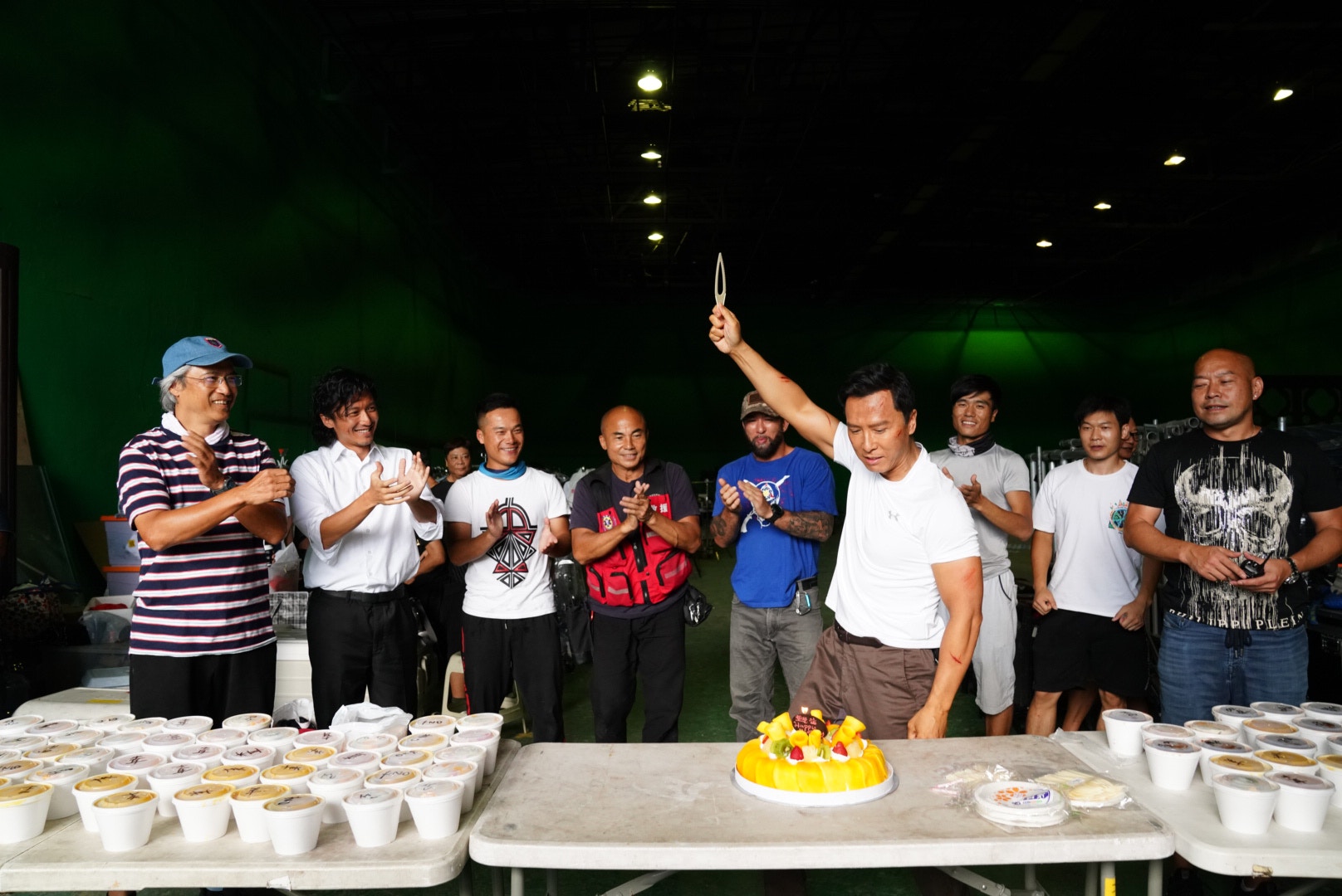 宇宙最強的切蛋糕方法，都是最強，唔知以為佢手執大關刀劈落去！（電影公司提供）