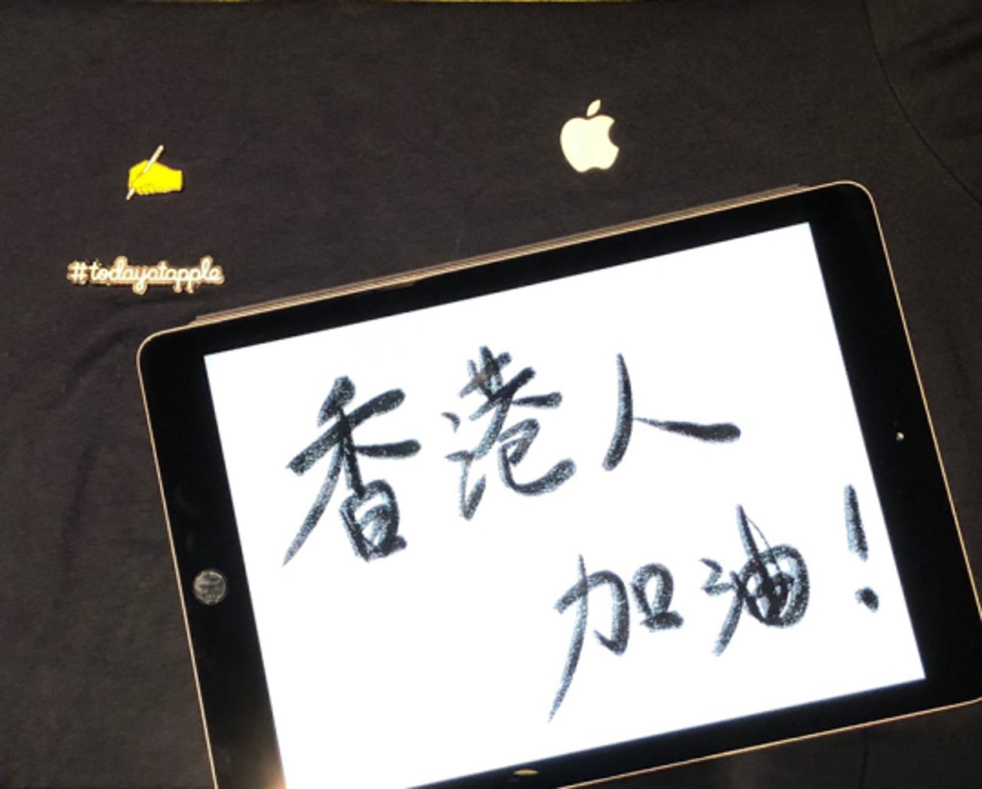 Apple前線零售員工今日發表聯署聲明,就政府修訂逃犯條例及警察近日執法表現發表意見。(連登討論區截圖) Apple前線零售員工今日發表聯署聲明,就政府修訂逃犯條例及警察近日執法表現發表意見。(連登討論區截圖)