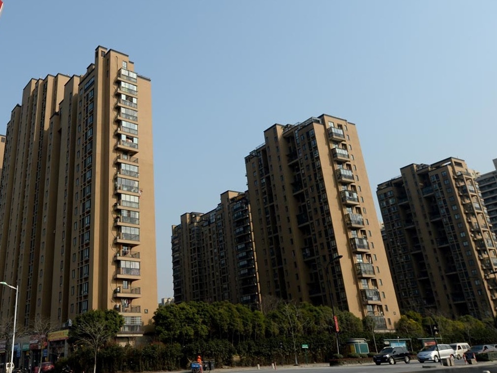 內地房市下行趨勢下，各式行銷花招層出不窮。（新華社）