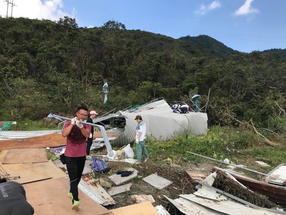 超強颱風「山竹」去年橫掃香港,導致本港多區出現大樹倒下及山泥傾瀉情況。大埔元嶺一所狗場「老有所依動物村-洪家棣 」於風暴下亦受嚴重吹毀。(老有所依動物村) 超強颱風「山竹」去年橫掃香港,導致本港多區出現大樹倒下及山泥傾瀉情況。大埔元嶺一所狗場「老有所依動物村-洪家棣 」於風暴下亦受嚴重吹毀。(老有所依動物村)
