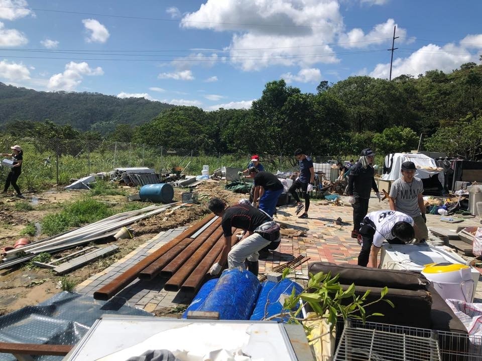 洪太及眾多義工在風暴後亦旋即回到自己的崗位為狗場出力重建。(老有所依動物村) 洪太及眾多義工在風暴後亦旋即回到自己的崗位為狗場出力重建。(老有所依動物村)