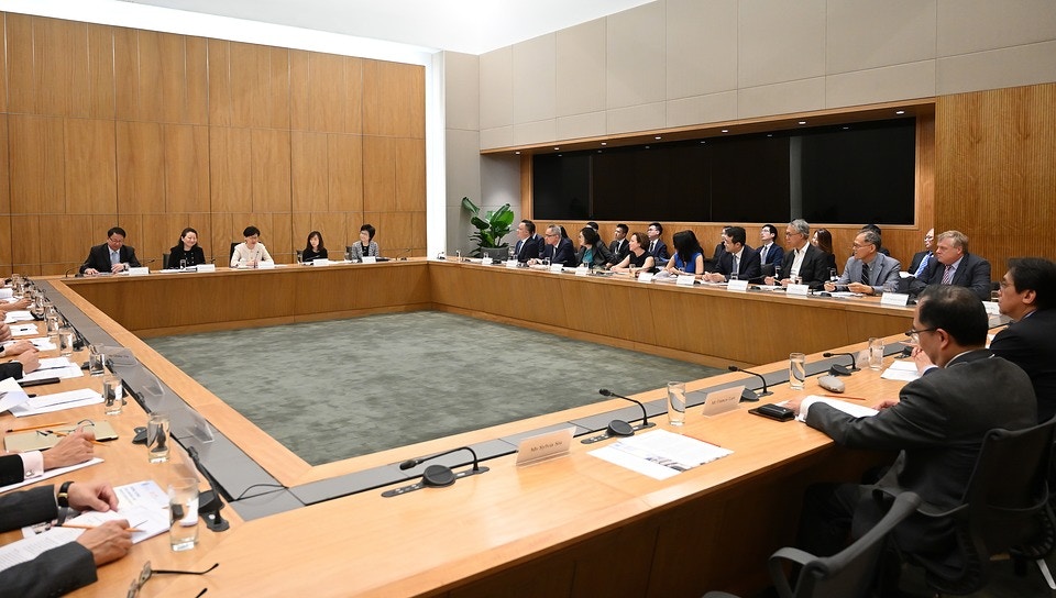 行政長官林鄭月娥(左三)昨日(七月三十日)下午在行政長官辦公室會見法律及爭議解決服務界代表,諮詢他們對《施政報告》的意見。律政司司長鄭若驊(左二)亦有出席。左六為陳曉峰。(政府新聞處) 行政長官林鄭月娥(左三)昨日(七月三十日)下午在行政長官辦公室會見法律及爭議解決服務界代表,諮詢他們對《施政報告》的意見。律政司司長鄭若驊(左二)亦有出席。左六為陳曉峰。(政府新聞處)