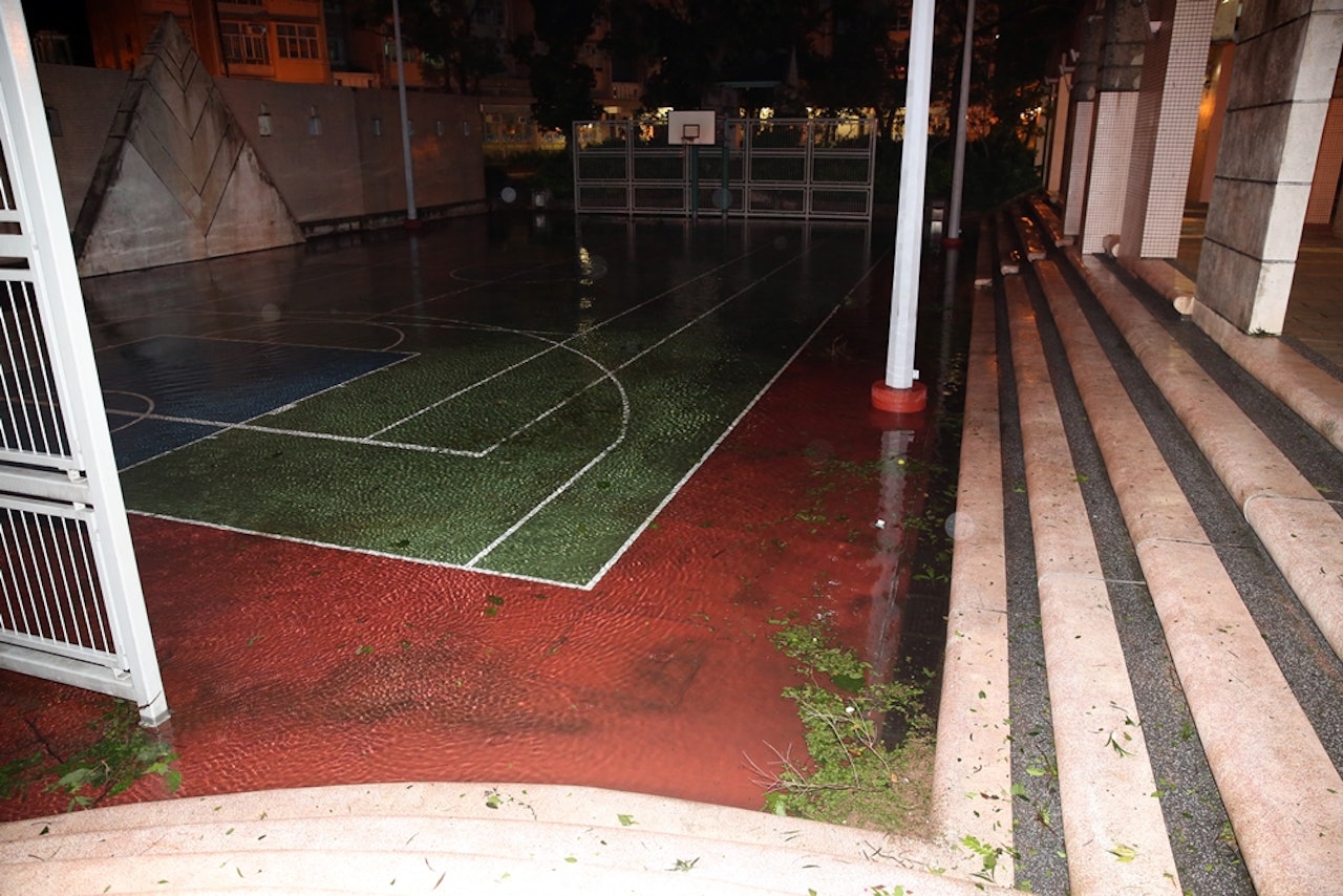 利安籃球場在大雨下變成「泳池」。(賴南秋攝) 利安籃球場在大雨下變成「泳池」。(賴南秋攝)