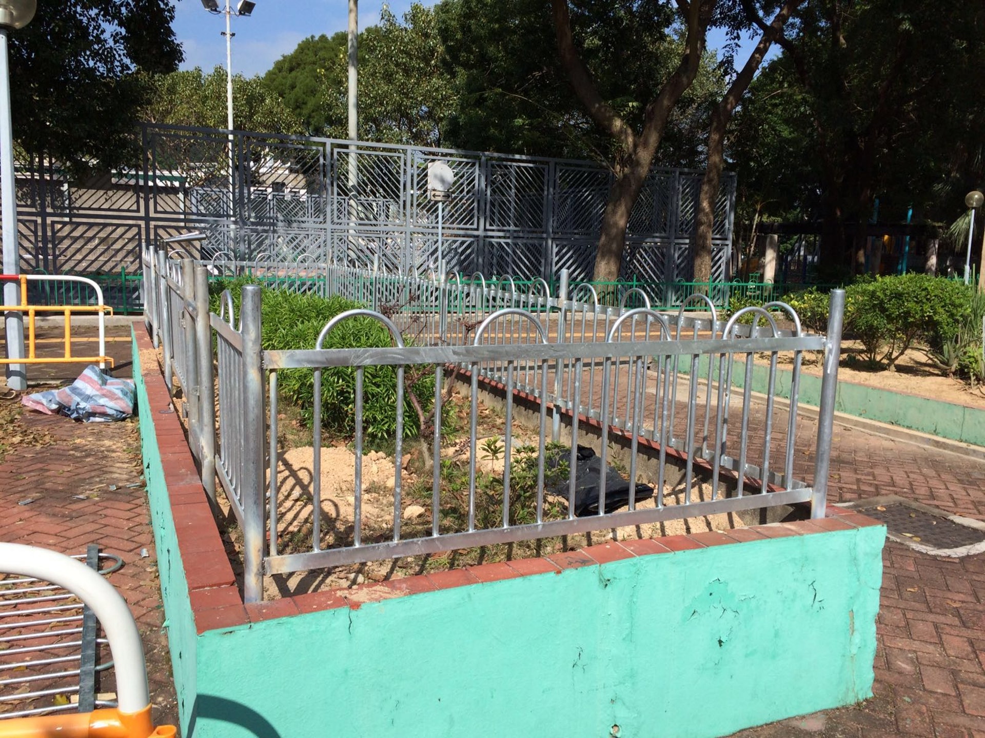 防止牛隻吃草房署於花槽裝鐵欄影響36年屋邨風貌 防止牛隻吃草房署於花槽裝鐵欄影響36年屋邨風貌