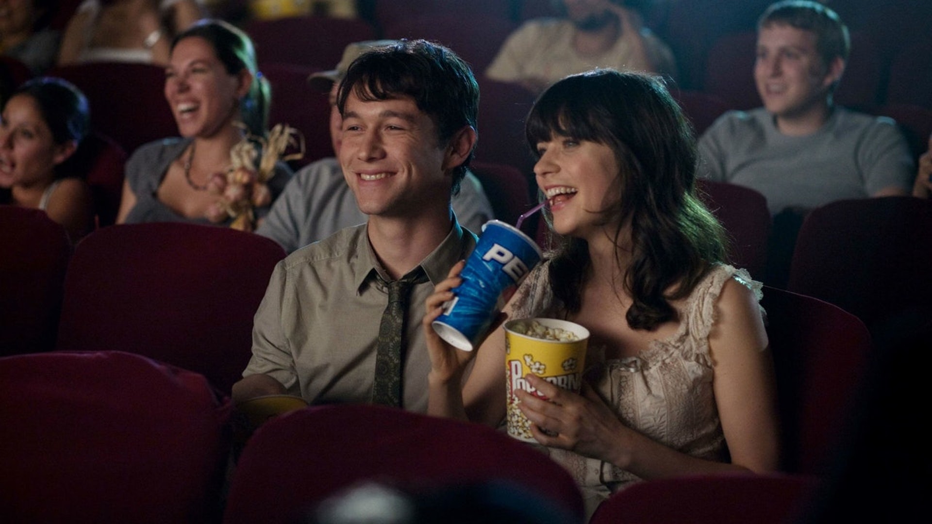 增造更多笑點:Amie M. Gordon指出幽默感和笑聲可為關係帶來緩衝效果,例如可在約會時選擇喜劇電影。(《500 Days of Summer》劇照) 增造更多笑點:Amie M. Gordon指出幽默感和笑聲可為關係帶來緩衝效果,例如可在約會時選擇喜劇電影。(《500 Days of Summer》劇照)