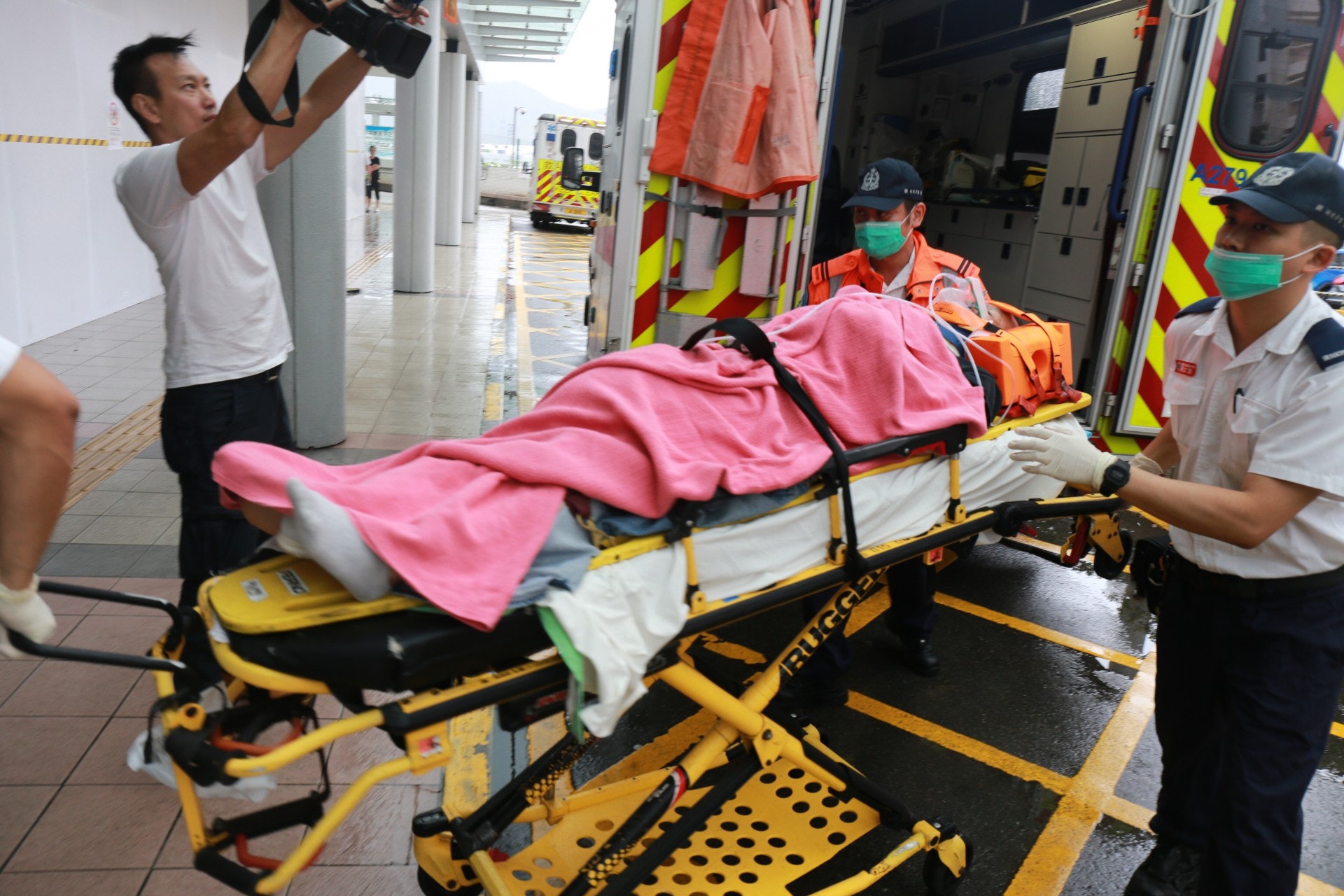 傷者由救護車送院治理。(陳諾希攝) 傷者由救護車送院治理。(陳諾希攝)