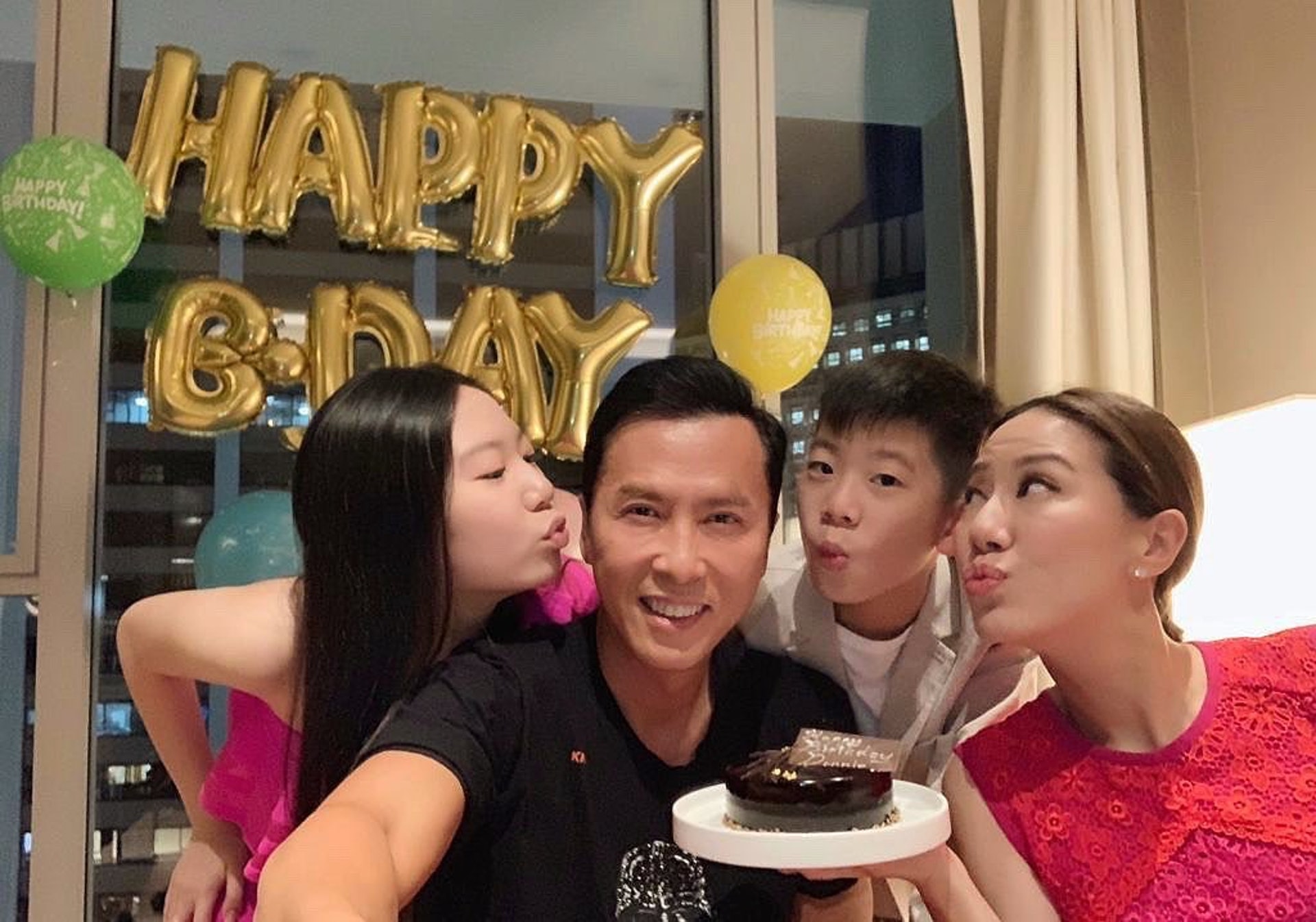 甄子丹一家經常曬出溫馨家庭照,日前就為爸爸子丹慶祝生日。(donnieyenofficial/IG相片) 甄子丹一家經常曬出溫馨家庭照,日前就為爸爸子丹慶祝生日。(donnieyenofficial/IG相片)