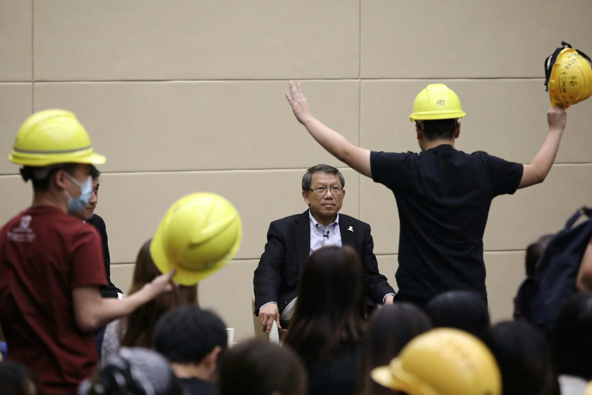 中大校長段崇智與學生會面對談,其間有學生上前抗議。(盧翊銘攝) 中大校長段崇智與學生會面對談,其間有學生上前抗議。(盧翊銘攝)