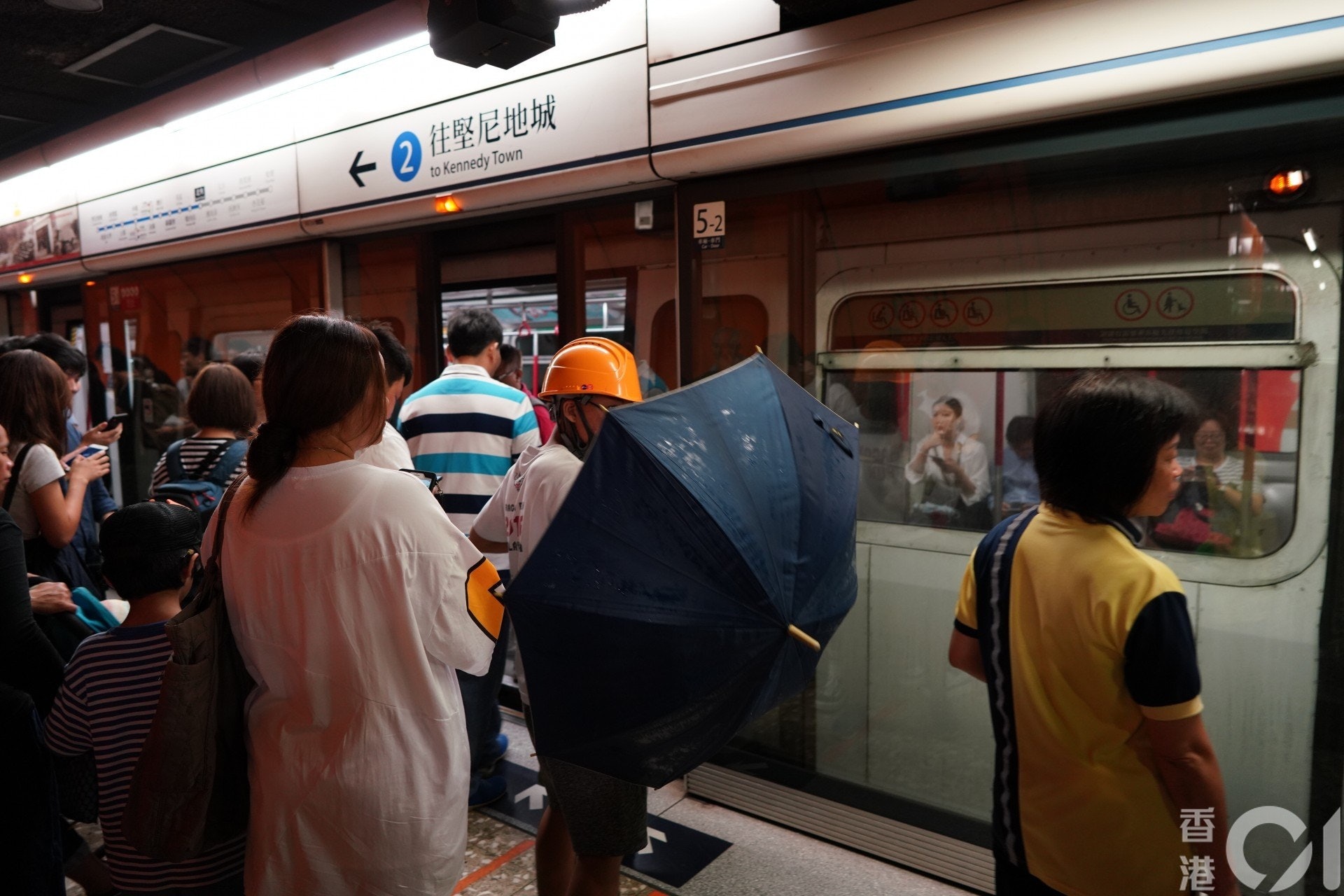 7月30日，有人參與不合作運動，阻礙港鐵車門關閉。（高仲明攝）