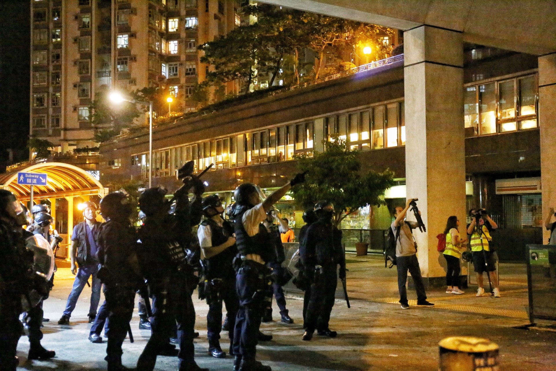 晚上11時許,有警員向天橋發射胡椒彈。(余睿菁攝) 晚上11時許,有警員向天橋發射胡椒彈。(余睿菁攝)