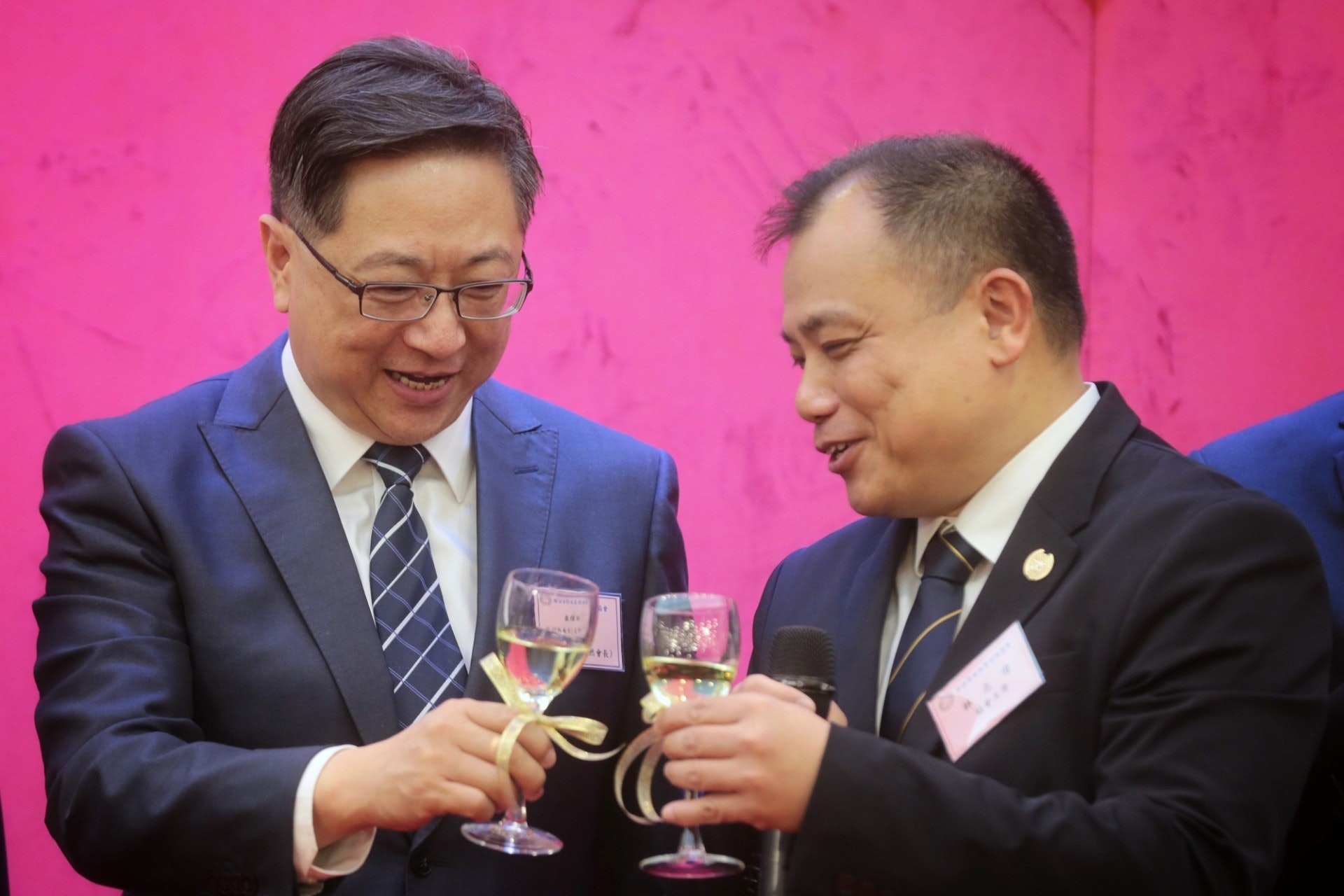 警察隊員佐級協會主席林志偉(右)去年10月底,與警務處處長盧偉聰在該會活動上祝酒。(資料圖片/張美華攝) 警察隊員佐級協會主席林志偉(右)去年10月底,與警務處處長盧偉聰在該會活動上祝酒。(資料圖片/張美華攝)